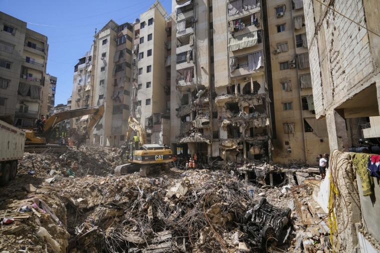 Υπηρεσίες έκτακτης ανάγκης χρησιμοποιούν εκσκαφείς για να καθαρίσουν τα ερείπια στον τόπο ισραηλινού χτυπήματος στα νότια προάστια της Βηρυτού, στον Λίβανο