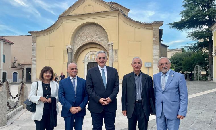 Η αντιπροσωπεία της ΔΣΟ στο προαύλιο του Ναού της Αγίας Σοφίας στο Μπενεβέντο