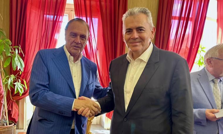 Τα μέλη της ΔΣΟ με τον Δήμαρχο του Μπενεβέντο κ. Clemente Mastella
