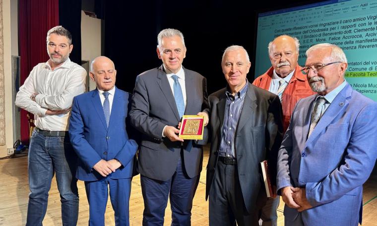 Η αντιπροσωπεία της ΔΣΟ βραβεύει τον καθηγητή Εκκλησιαστικής Ιστορίας, mons. κ. Mario Iadanza
