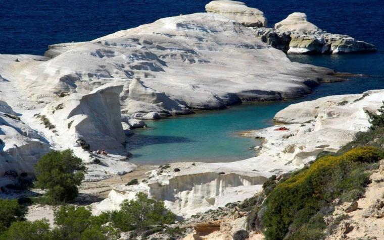 ΜΗΛΟΣ: H Mήλος είναι σχεδόν εξ ολοκλήρου ένα ηφαιστειακό νησί. Tο ηφαίστειο της Φυριπλάκας, που έχει ένα εντυπωσιακό κρατήρα με διάμετρο 1700 μέτρα και ύψος 220 μέτρα περίπου,διατηρείται πολύ καλά και βρίσκεται στο κεντρικό και νότιο τμήμα του νησιού. Επίσης το ηφαίστειο του Tράχηλα, στο B.-B.Δ. τμήμα του νησιού, του οποίου διατηρείται μόνο ένα μικρό τμήμα