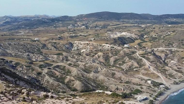 Ένα άλλο ιδιαίτερο χαρακτηριστικό της Μήλου είναι η παρουσία ενεργών σολφατάρων και φουμαρόλων με θερμοκρασία που φτάνει μέχρι και τους 100 βαθμούς Κελσίου σε αυτές στην Αγία Κυριακή, το Παλαιοχώρι, τις Πυρωμένες και τον Αδάμαντα