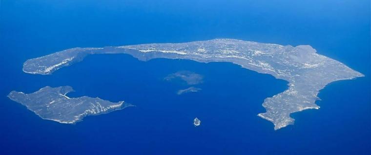 ΣΑΝΤΟΡΙΝΗ: Το ηφαίστειο της Σαντορίνης είναι από τα μεγαλύτερα υποθαλάσσια ενεργά ηφαίστεια στο κόσμο, το οποίο διαθέτει τον μεγαλύτερο κρατήρα παγκοσμίως Ίσως το μόνο ηφαίστειο που η Καλντέρα του φθάνει μέχρι τη θάλασσα. Η μεγαλύτερή του έκρηξη συνέβη κατά την διάρκεια της Μινωική Εποχής του Χαλκού πριν από 3.600 χρόνια. Ολόκληρο το κέντρο του τότε κυκλικού νησιού βυθίστηκε στη θάλασσα κατά την διάρκεια της τρομερής ηφαιστειακής έκρηξης