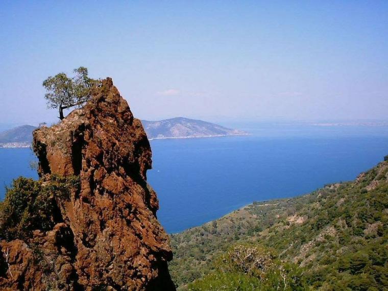 Ανήκει στο ηφαιστειακό τόξο στο νότιο Αιγαίο βρισκόταν σε μεγάλη δραστηριότητα στα αρχαία χρόνια και πολλές εκρήξεις εκδηλώθηκαν κυρίως κατά την περίοδο προς το τέλος της τριτογενούς περιόδου και κατά τη διάρκεια της τεταρτογενούς περιόδου.