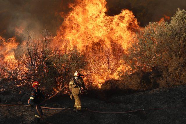Εκτός ελέγχου η πυρκαγία στη Σητεία