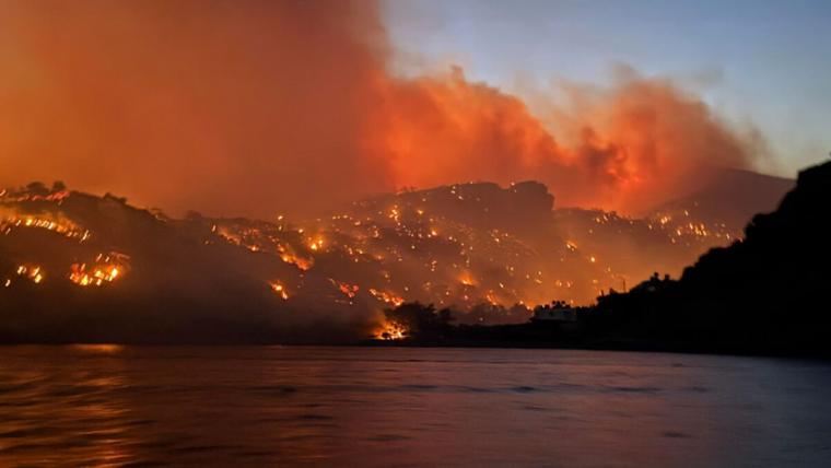 Η Ιεράπετρα αργοπεθαίνει τυλιγμένη στις φλόγες.