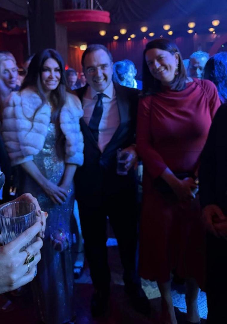 Η Κίμπερλι Γκιλφόιλ με την υπουργό Εργασίας Νίκη Κεραμέως και τον πρόεδρο του ομίλου ΑΝΤ1 Θοδωρή Κυριακού