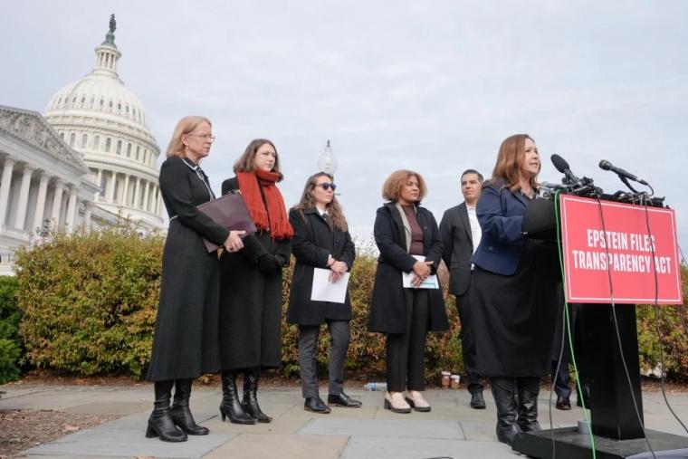 Η δημοκρατική βουλευτής Adelita Grijalva της Αριζόνα κατά τη διάρκεια συνέντευξης Τύπου για τα αρχεία Έπσταϊν, στις 18 Νοεμβρίου 2025
