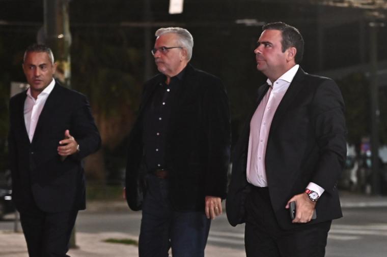 Ο CEO της Τράπεζας Πειραιώς, Χρήστος Μεγάλου (στο κέντρο). Δίπλα του (αριστερά) ο Βρετανοκύπριος δισεκατομμυριούχος Τζον Χριστοδούλου