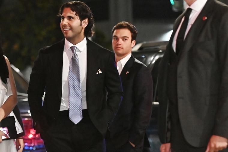 ο γιος της Κίμπερλι Γκιλφόιλ, αριστερά ο Κρις Μαραφάτσος, πολύ στενός φίλος και συνεργάτης της