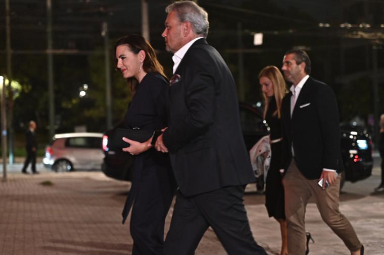 Η Όλγα Κεφαλογιάννη με τον συνοδό της την ώρα που φτάνουν στο Κέντρο Αθηνών