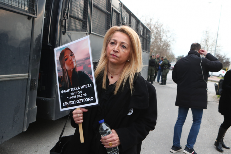 Φωτογραφίες έξω από το «Γαιόπολις»