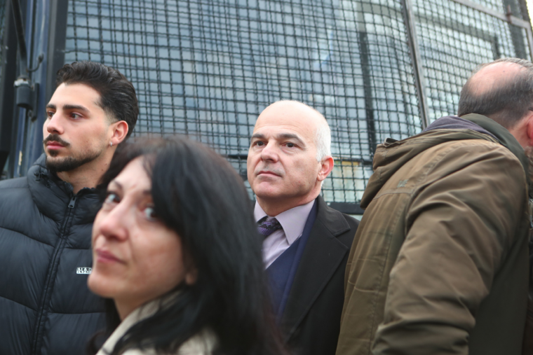 Φωτογραφίες έξω από το δικαστήριο