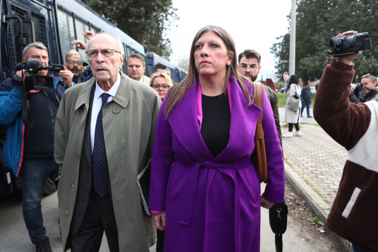 Φωτογραφίες έξω από το δικαστήριο