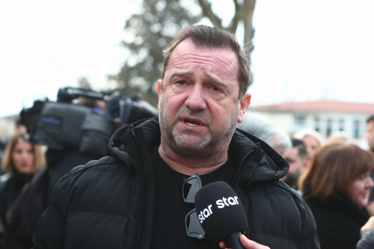 Φωτογραφίες έξω από το δικαστήριο