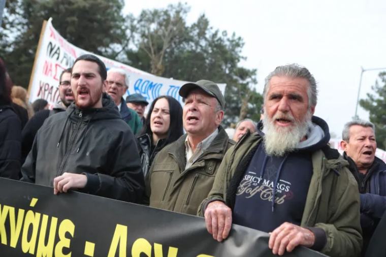 Φωτογραφίες από τις συγκεντρώσεις έξω από την αίθουσα