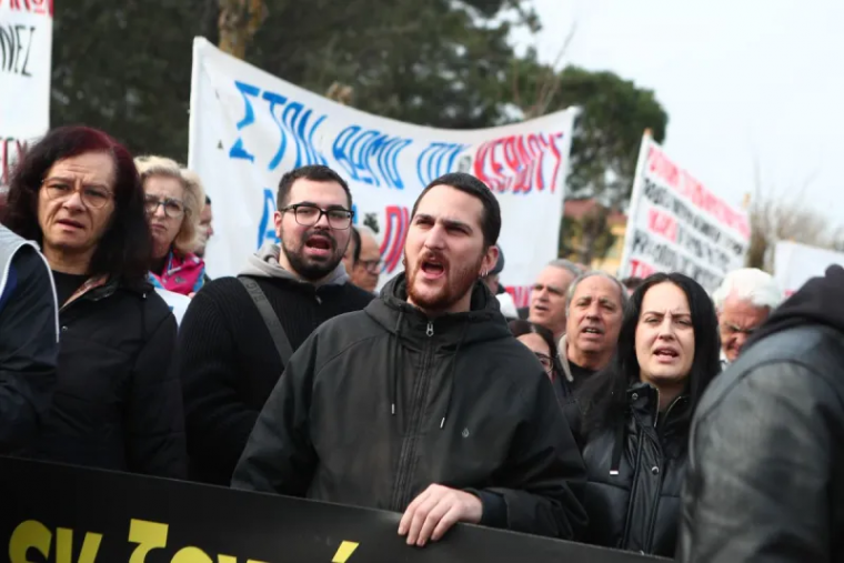 Φωτογραφίες από τις συγκεντρώσεις έξω από την αίθουσα