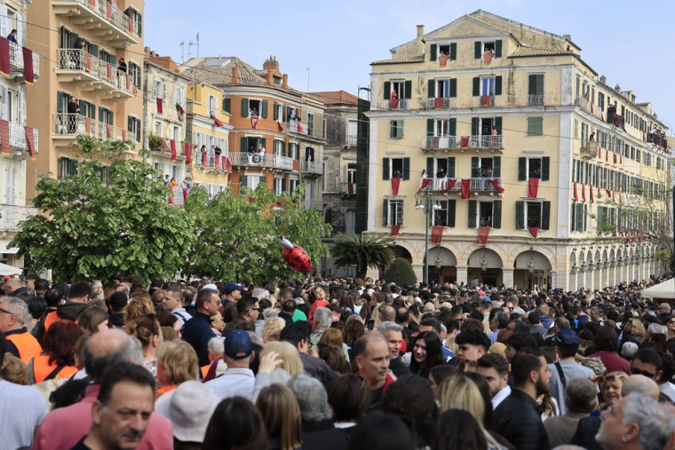Πρώτη Ανάσταση στην Κέρκυρα και το σπάσιμο των μπότηδων