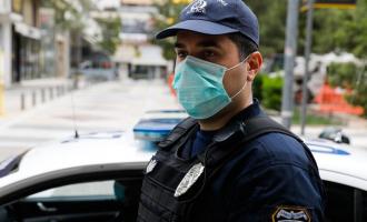 Αστυνομικός με μάσκα