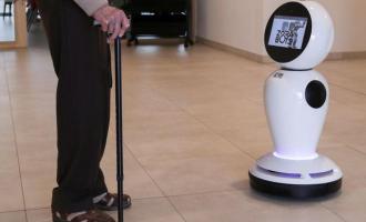 Ρομπότ και ηλικιωμένος