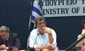 Πολάκης που καπνίζει