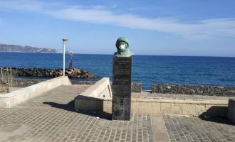 άγαλμα με μάσκα