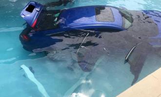 αυτοκίνητο σε πισίνα