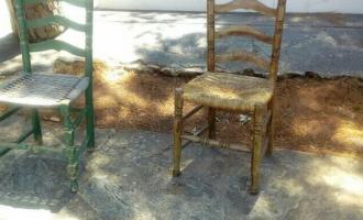 Δύο παλιές καρέκλες οριοθετούν τον λάκκο με τα αταυτοποίητα οστά των νεκρών στο Μάτι