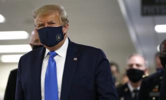 Με προστατευτική μάσκα ο Τραμπ