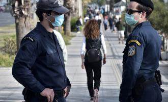 αστυνόμοι με μάσκα 