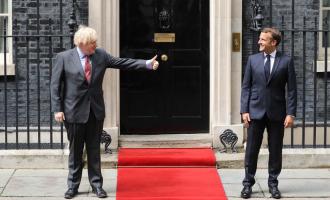 Μακρόν και Τζόνσον