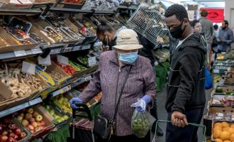 Στην Αγγλία με μάσκες