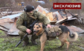 Ρώσος πεζοναύτης με σκύλο