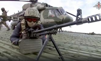 ρωσικός στρατιώτης και ελικόπτερο