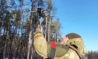 Zvezda - Ρώσοι οπλίζουν τετρακόπτερο με χειροβομβίδα