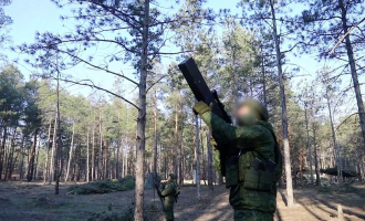 Zvezda - Ρώσος αλεξιπτωτιστής με όπλο κατά drone