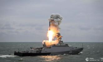ρωσικό πλοίο εκτοξεύει πύραυλο