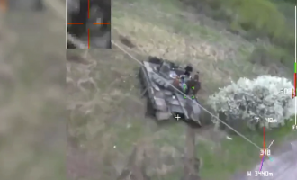 Twitter - Ουκρανοί χτυπούν ρωσικό T-72B3 με Switchblade 300