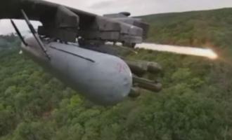 ρωσικό επιθετικό ελικόπτερο εκτοξεύει πύραυλο