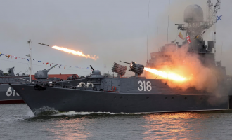ρωσικό πλοίο εκτοξεύει πύραυλο