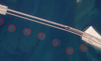 η Ρωσία βυθίζει σκάφη για προστασία της γέφυρας της Κριμαίας
