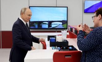 Βλαντιμίρ Πούτιν σε νέα μαθήματα στα ρωσικά σχολεία