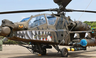 ταϊβανέζικα AH-63E Apache με βαφή καρχαρία τίγρη