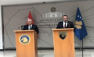 Κοσοβάρος υπουργός άμυνας Maqdonci με Τούρκου υπουργού άμυνας Γκουλέρ