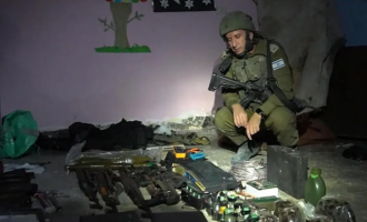 Ισραηλινός στρατιώτης με όπλα της Χαμάς