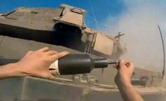 μαχητής της Χαμάς βάζει εκρηκτική συσκευή σε ισραηλινό άρμα