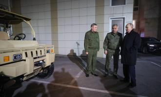 ο Πούτιν επιθεωρεί ένα κινεζικό όχημα παντός εδάφους τύπου Desertcross 1000-3