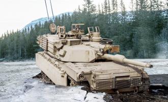 Abrams κολλημένο σε πάγο