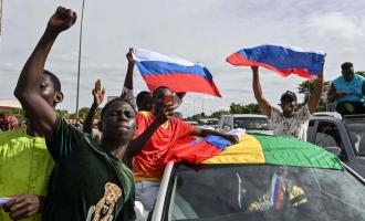 ρωσικές σημαίες στον Νίγηρα