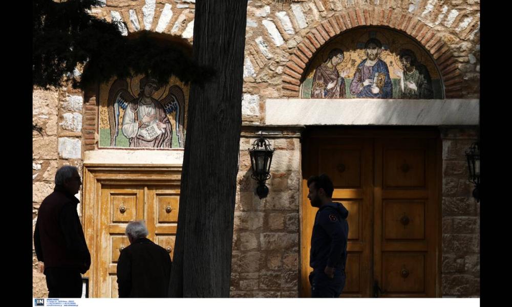 Τον σγουρομάλλη "εμπρηστή" της Μονής Πετράκη αναζητούν οι ...